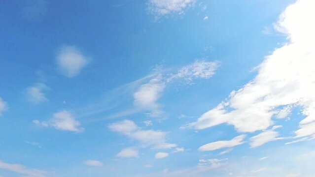 Wolken, Himmel, fliegen, blau, Meteorologie, sonnig, wind, Sommer, Fr&uuml;hling, Sch&auml;fchenwolke, Watte, cumulus, Wolkengebilde, Zeitraffer, 4K
