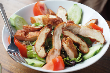 vegetable salad with grilled chicken 
