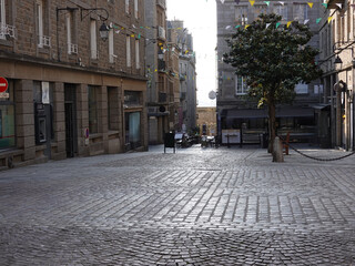 Obraz premium Rue et place dans saint malo intra-muros, france, bretagne, ile et vilaine, saint malo, intramuros