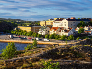 Naklejka premium Stromstad, Sweden - May 24, 2023: Golden hour view at the cityscape of the town of Stromstad at the lake Vanern in Sweden