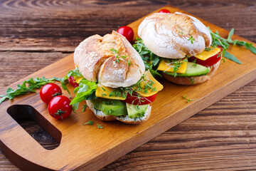 Traditionelle California Veggie Sandwich mit Tomaten, Avocado und Cheddar Käse serviert als...