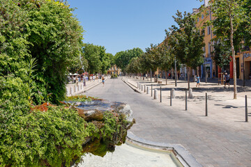 Moosbrunnen an der Cours Mirabeau in Aix-en-Provence Frankreich