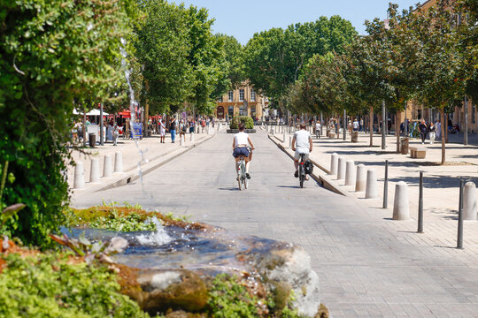 Moosbrunnen an der Cours Mirabeau in Aix-en-Provence Frankreich
