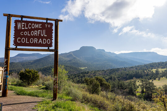 Sunny view of the Welcome to Colorful Colorado sign