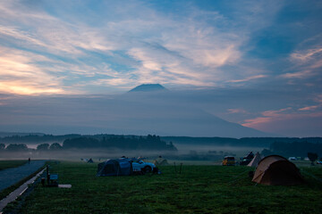 Fototapeta na wymiar 富士山麓の夏　夜明けの富士と朝霧高原ふもとっぱら　