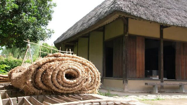 茅葺屋根とムシロ