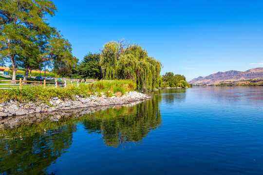 The scenic waterfront Kirby Billingsley Hydro Park along the Columbia River as it runs through East Wenatchee on Highway 28 in Chelan County, Washington State, USA.