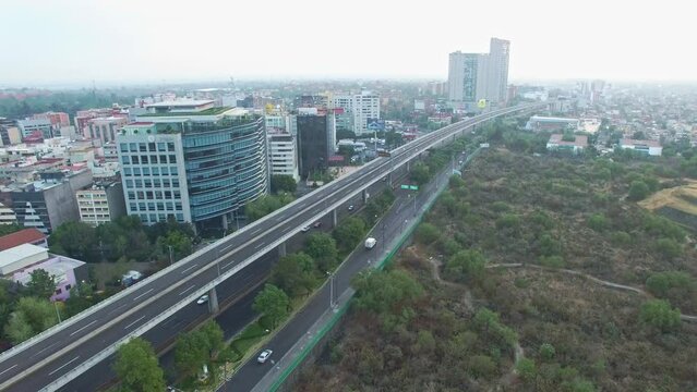 Toma a&eacute;rea de la Av. Periferico en el Sur de la Ciuda de M&eacute;xico con pocos automoiles, M&eacute;xico.