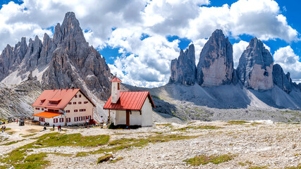 Fototapeta na wymiar Berghütte mit Drei Zinnen in Südtirol, Italien