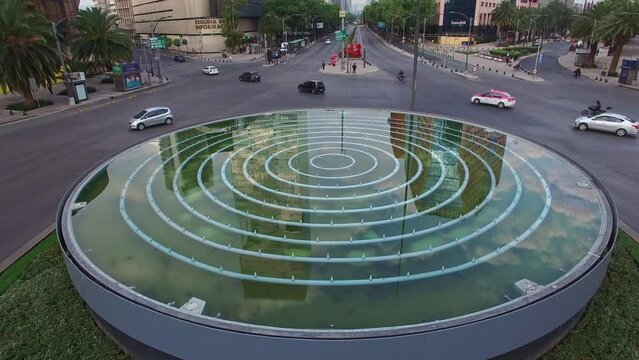 Toma a&eacute;rea de la Glorieta de la Rep&uacute;blica que refleja como espejo el cielo y edficios de avenida reforma. Ciudad de M&eacute;xico.