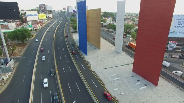 Toma a&eacute;rea de las Torres de Sat&eacute;lite y avenida Perif&eacute;rico en el Estado de M&eacute;xico.