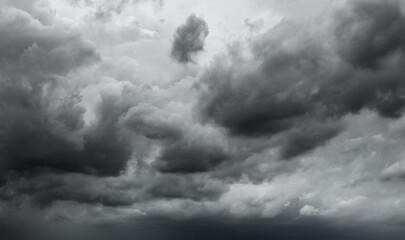 Obraz premium dark clouds make sky in black. Heavy rain thunderstorm . Pattern of clouds overcast predict tornado, Hurricane or thunderstorm and rainy.