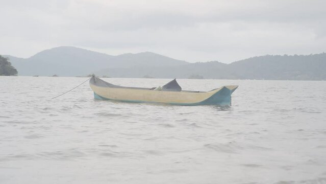 Barco canoa parada em uma praia tranquila