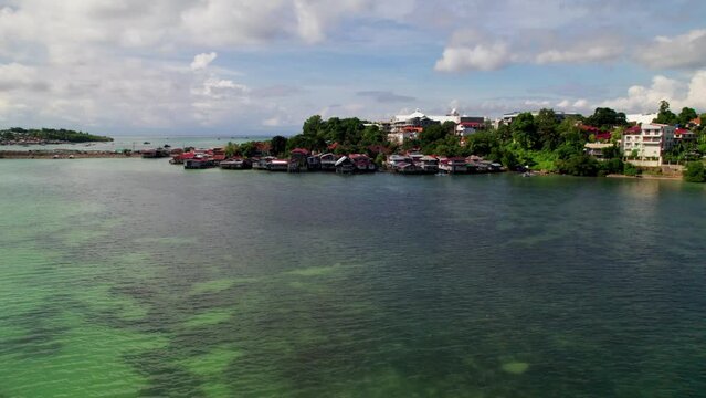 Village de p&ecirc;cheurcolor&eacute; sur pilotis vu du ciel semblable &agrave; un bidonville au bord de la mer avec les bateau de p&ecirc;cheurs dans l'eau bleue sur l'ile de Panglao, &agrave; c&ocirc;t&eacute; de Bohol, aux Philippines, Asie