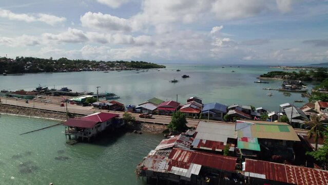Village de p&ecirc;cheurcolor&eacute; sur pilotis vu du ciel semblable &agrave; un bidonville au bord de la mer avec les bateau de p&ecirc;cheurs dans l'eau bleue sur l'ile de Panglao, &agrave; c&ocirc;t&eacute; de Bohol, aux Philippines, Asie