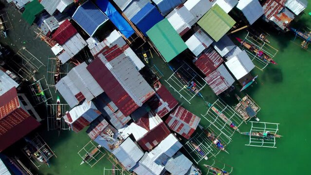Village de p&ecirc;cheurcolor&eacute; sur pilotis vu du ciel semblable &agrave; un bidonville au bord de la mer avec les bateau de p&ecirc;cheurs dans l'eau bleue sur l'ile de Panglao, &agrave; c&ocirc;t&eacute; de Bohol, aux Philippines, Asie