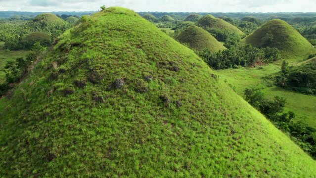 Les collines de chocolats (paysage de montagne d'herbe verte au milieu de la for&ecirc;t) vues du ciel sur l'ile de Bohol aux Philippines en Asie
