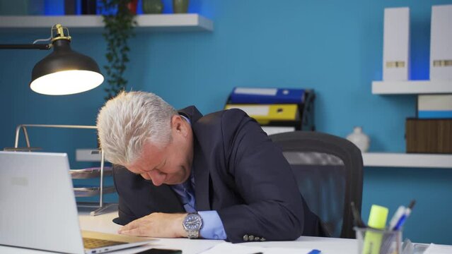 Businessman fainting as a result of a heart attack.