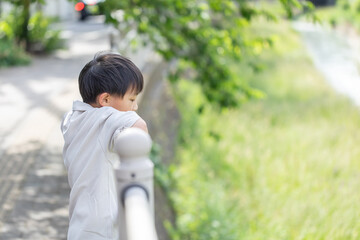 悲しそうに俯く子供　child looking down sadly