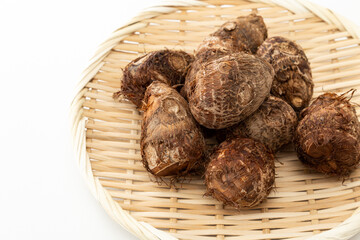 白背景の新鮮な里芋