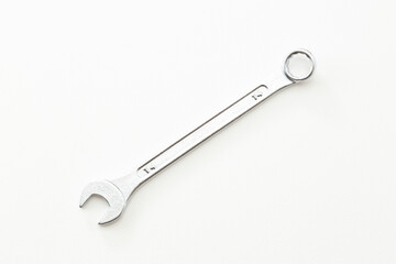 白背景のコンビネーションレンチ