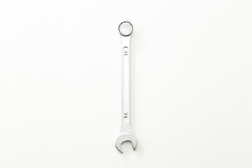 白背景のコンビネーションレンチ
