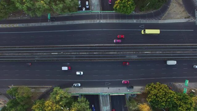 Toma cenital sobre avenida Tlalpan que muestra el cruce de los trenes del sistema de trnsporte Metro en la Ciudad de M&eacute;xico.