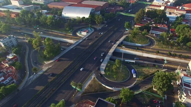 Toma de drone que muestra el tr&eacute;bol del avenida Circuito Interior y avenida Tlalpan, Ciudad de M&eacute;xico.