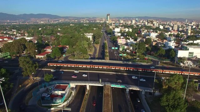 Toma a&eacute;rea de la avenida circuito interior mientras pasa el sistema de transporte Metro, Ciudad de M&eacute;xico.