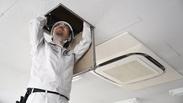 天井裏の確認をしようとする作業員　水漏れ、配管、老朽化などのチェック動画