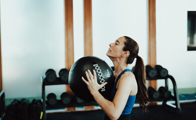 Chica joven entrenando en el gimnasio con entrenador