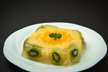 夏にぴったりな冷たいデザート　手作りのフルーツ入り寒天ゼリー