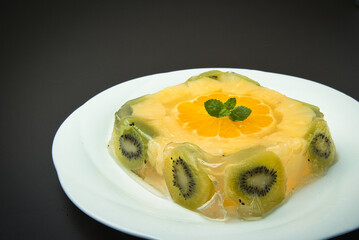 夏にぴったりな冷たいデザート　手作りのフルーツ入り寒天ゼリー