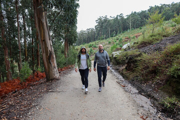 Obraz premium Two men hiking through the woods