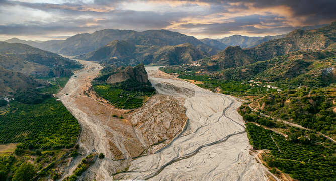 Dry Amendolea river in Calabria and water pollution