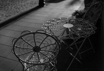 Ażurowe krzesła w kawiarni.