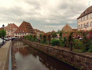 Fototapeta na wymiar Historische Altstadt von Wissembourg (Weißenburg) am Fluss Lauter im Elsass mit dem Maison du sel (hinten) in Frankreich an der Grenze zu Rheinland-Pfalz.
