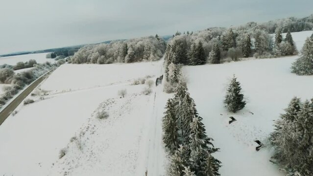 &Uuml;ber den Winterwipfeln: Drohnen-Luftaufnahmen der verschneiten Alpenlandschaften
