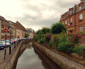 Fachwerkhäuser in der historischen Altstadt von Wissembourg (Weißenburg) am Fluss Lauter im Elsass in Frankreich an der Grenze zu Rheinland-Pfalz.