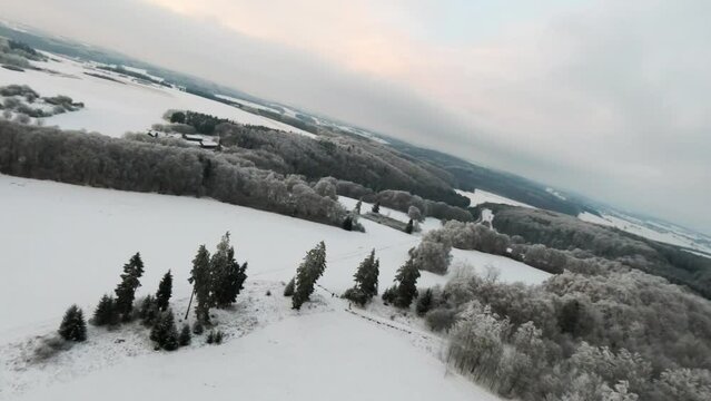 &Uuml;ber den Winterwipfeln: Drohnen-Luftaufnahmen der verschneiten Alpenlandschaften