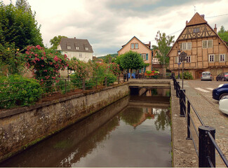 Fototapeta na wymiar Fachwerkhäuser in der historischen Altstadt von Wissembourg (Weißenburg) am Fluss Lauter im Elsass in Frankreich an der Grenze zu Rheinland-Pfalz.