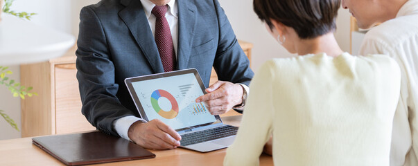 夫婦に営業するビジネスマン