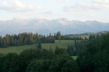 Krajobraz górki, góry w chmurach, góry i doliny widok na wysokie Tatry oraz doliny w pobliży wysokich gór.  © klumb