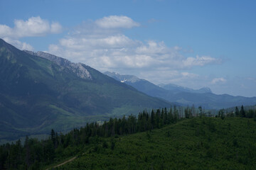Fototapeta na wymiar Krajobraz górki, góry w chmurach, góry i doliny widok na wysokie Tatry oraz doliny w pobliży wysokich gór. 
