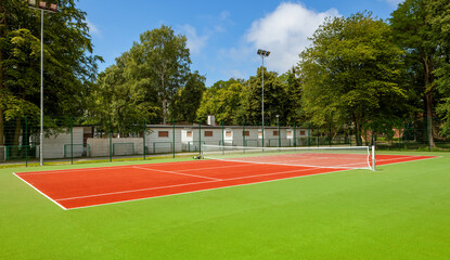 Tennis court view outdoors on a sunny day - 625900345