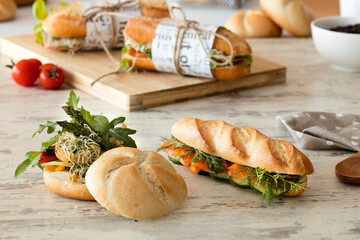 Baguette de salmon  y pan redondo relleno de pollo