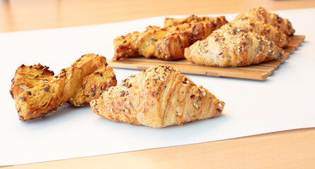 Cruasanes y lazos, merienda dulce. Croissants and bows, sweet snack.