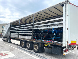 Cargo transportation of driving driven axles in a semi-trailer truck - obrazy, fototapety, plakaty