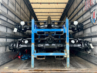 Cargo transportation of driving driven axles in a semi-trailer truck