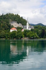 Fototapeta na wymiar Iglesia junto al lago Bled, Eslovenia